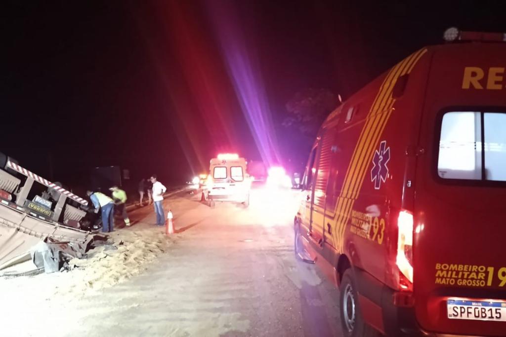 Bombeiros socorrem motociclista após colisão com caminhão tombado na BR-163 entre Guarantã do Norte e Matupá
