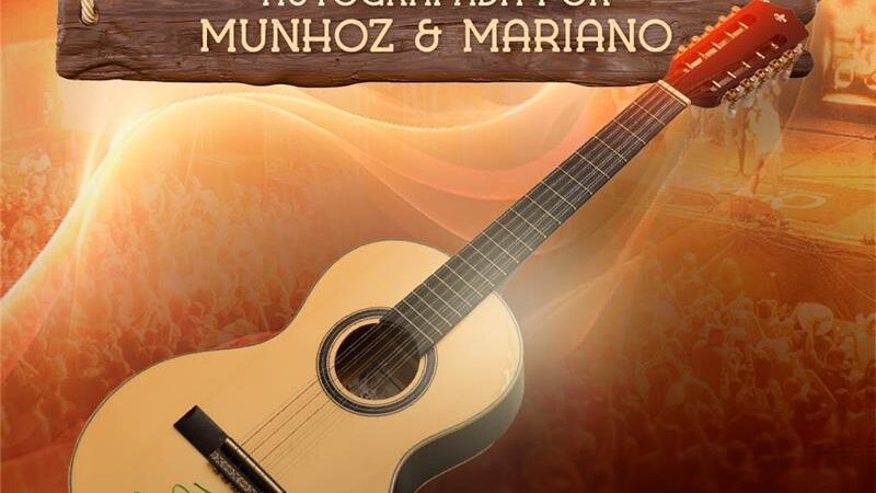 Sesc-MT realiza sorteio solidário de viola autografada por Munhoz & Mariano