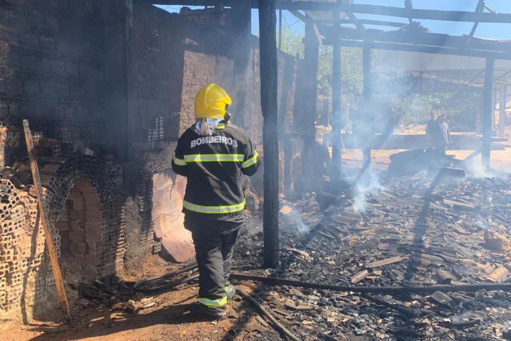 Em Guarantã do Norte Corpo de Bombeiros extingue incêndio em olaria