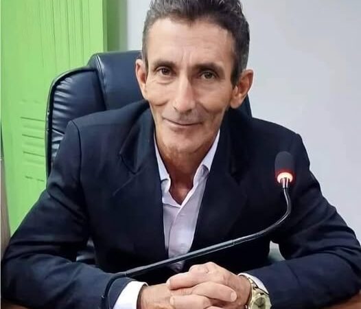 Vereador Demilson Camargo cobra abertura de banheiros na Praça Municipal e cascalhamento da estrada Peixotinho