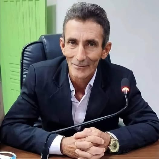 Vereador Demilson Camargo cobra abertura de banheiros na Praça Municipal e cascalhamento da estrada Peixotinho