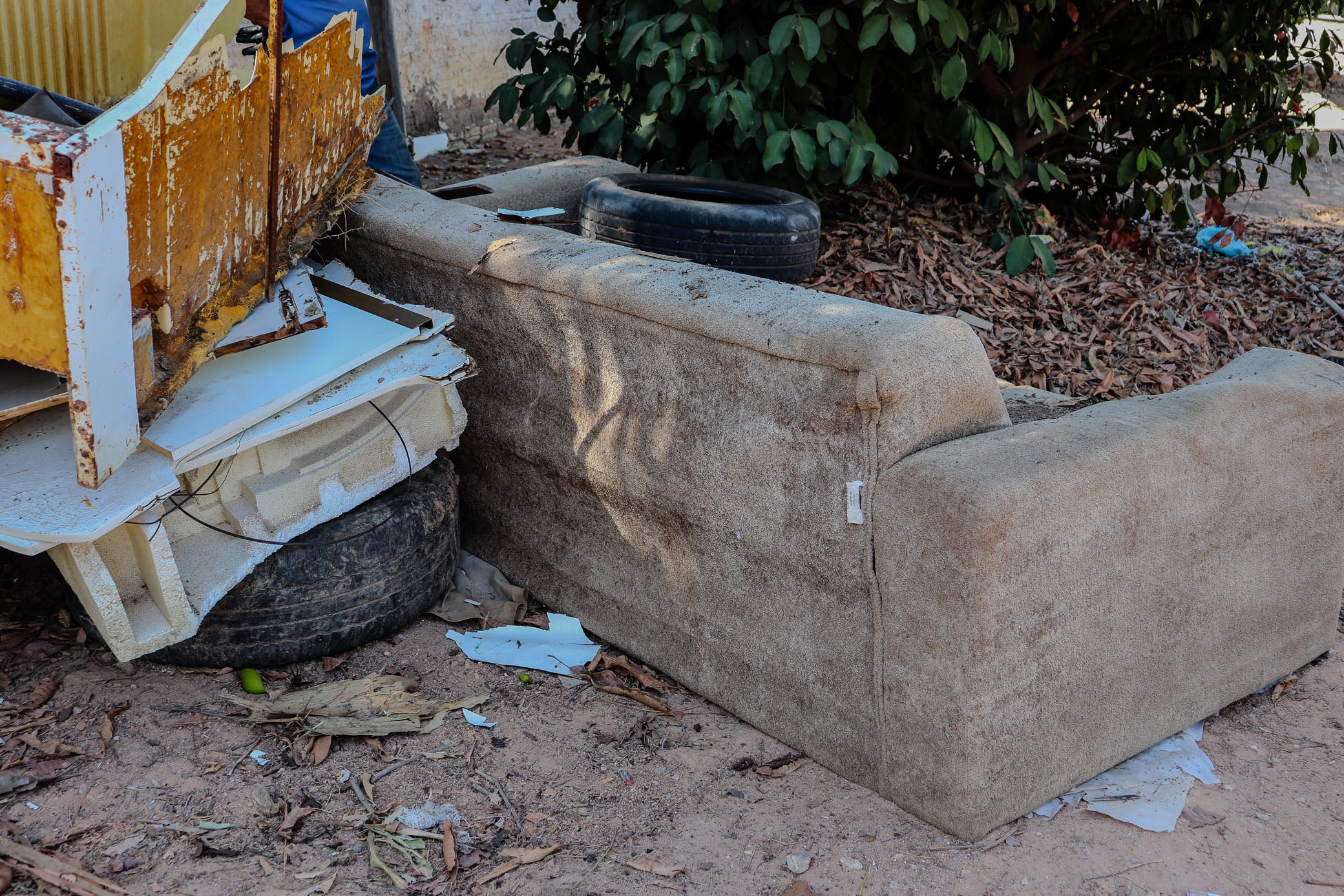 Prefeitura realiza grande limpeza no bairro Centro com recolhimento de inservíveis