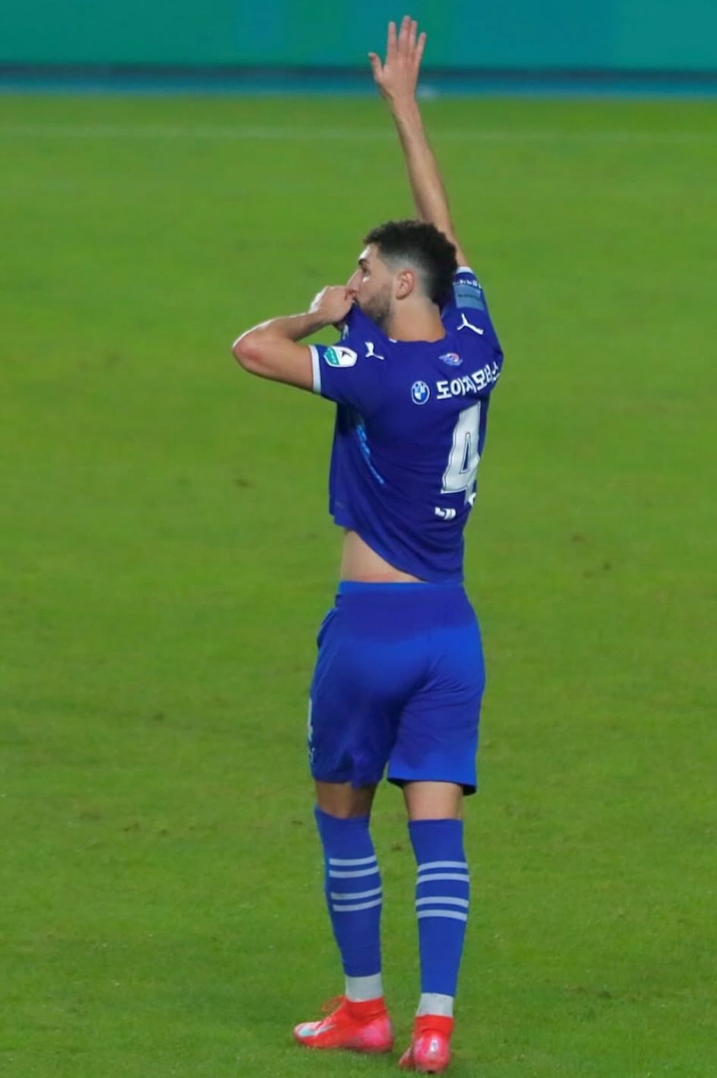 Léo Andrade comemora seu primeiro gol com a camisa do Suwon Bluewings: “Sensação indescritível”