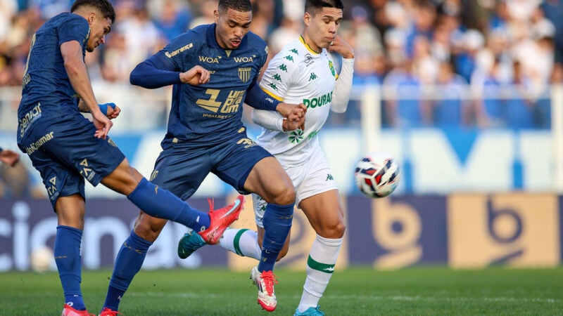 Com Avaí embalado por vitória sem sofrer gol em confronto direto, zagueiro Jonathan Costa, ex-Operário, projeta reencontro com clube paranaense