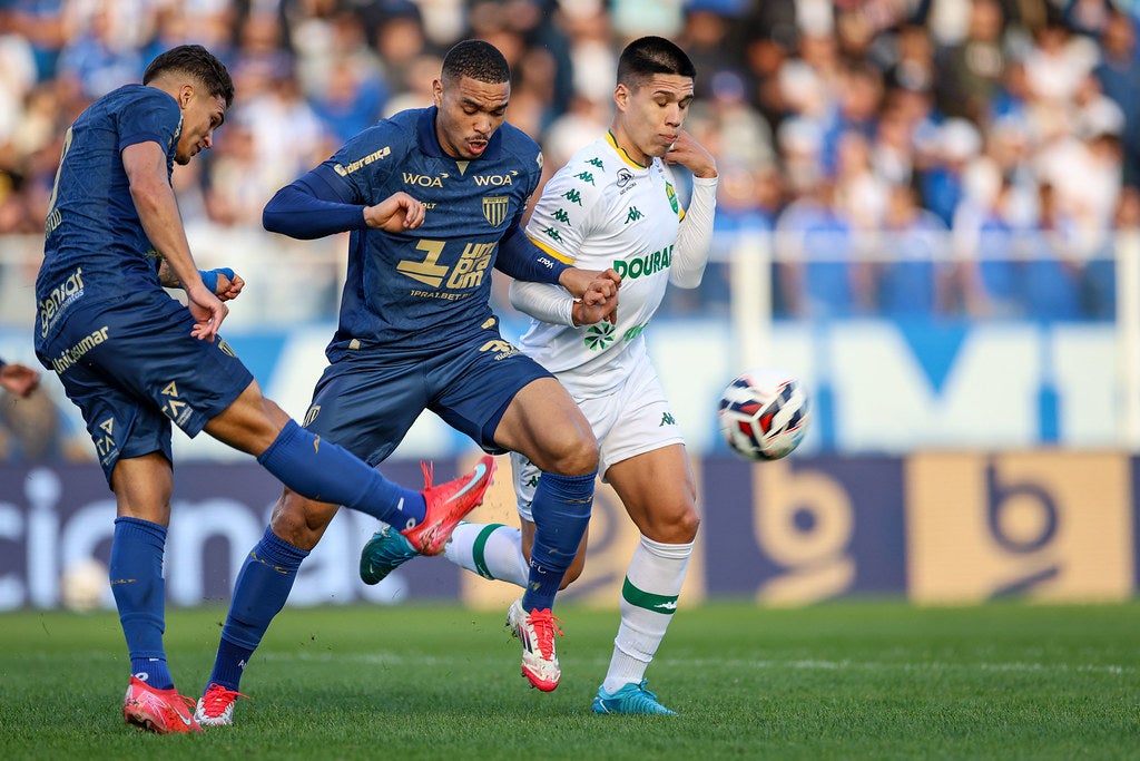 Com Avaí embalado por vitória sem sofrer gol em confronto direto, zagueiro Jonathan Costa, ex-Operário, projeta reencontro com clube paranaense