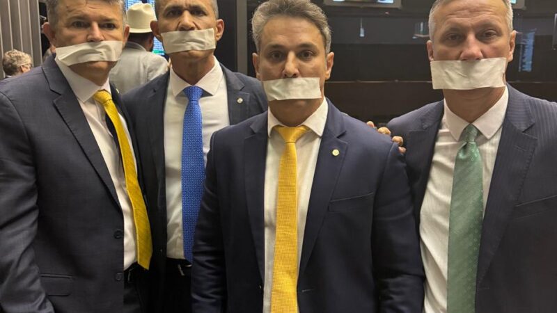 Coronel Assis e José Medeiros participam de ocupação da mesa da Câmara e pedem aprovação de anistia e impeachment de ministro
