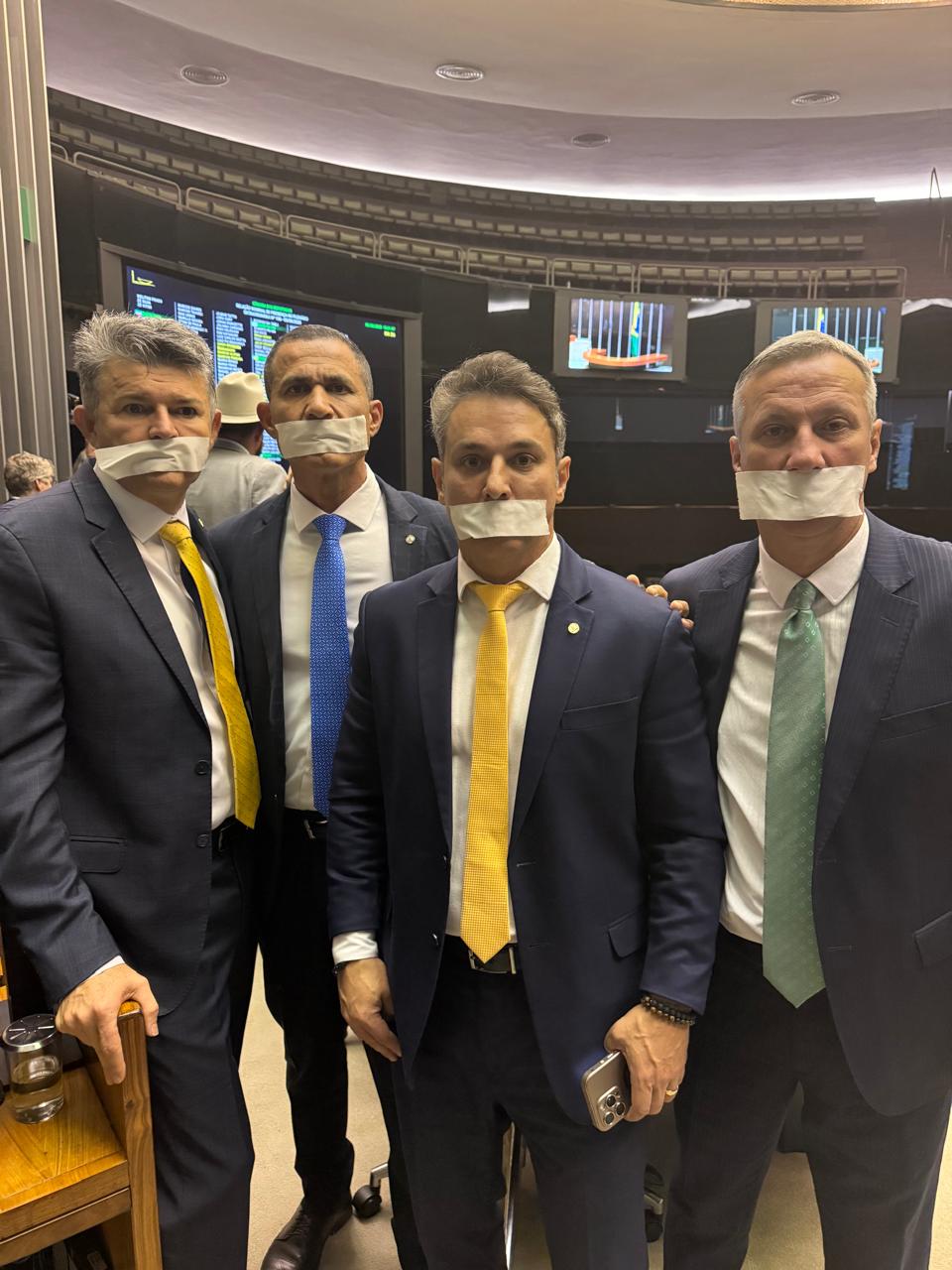 Coronel Assis e José Medeiros participam de ocupação da mesa da Câmara e pedem aprovação de anistia e impeachment de ministro