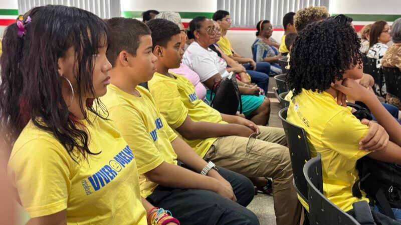 Alunos do Projeto Viver Melhor participam de palestra do Agosto Lilás promovida pela ONG Lírios