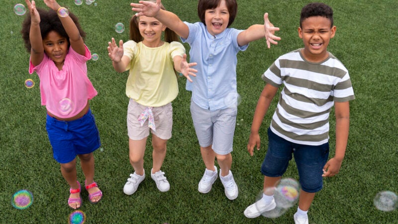 Criança tem que ser criança: quais comportamentos os pais devem permitir, proibir e ficar atentos, segundo educadoras