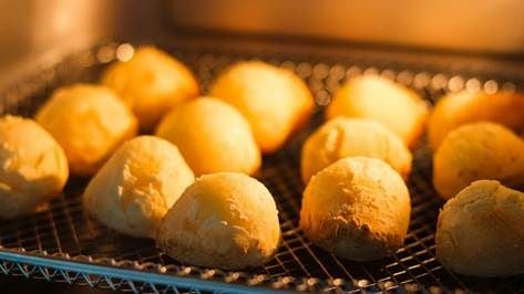 Aprenda a preparar o bolo de pão de queijo crocante por fora e macio por dentro