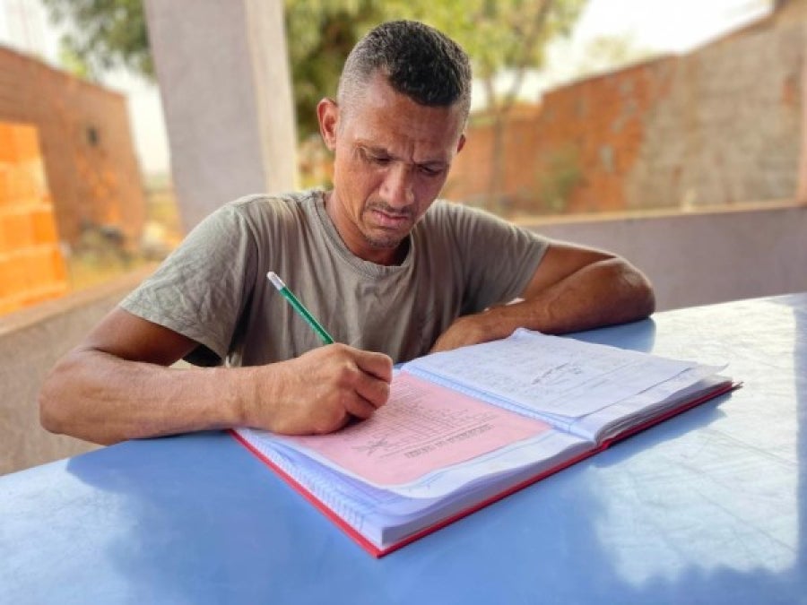 Taxa de analfabetismo em MT cai para 3,8% e atinge menor nível desde 2016, diz IBGE