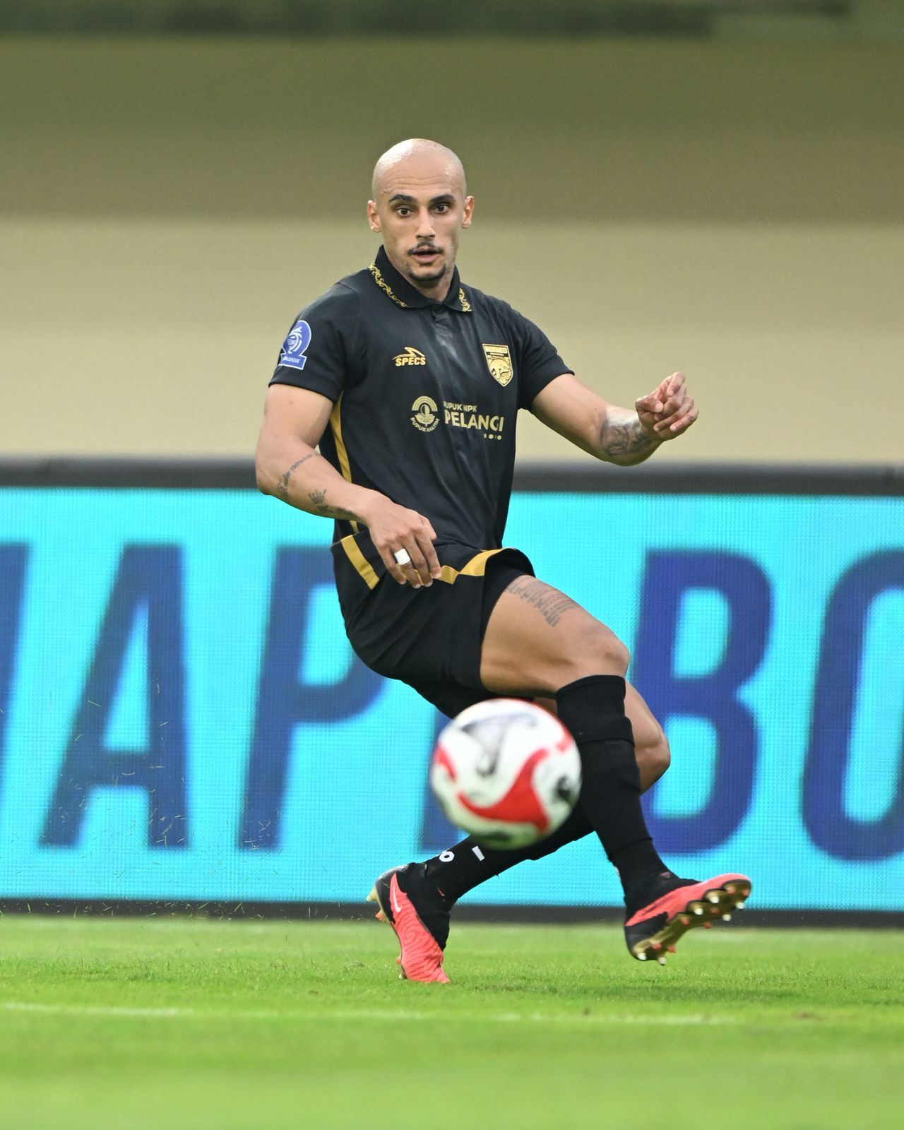 Com 100% de aproveitamento e presença em todos minutos da temporada, Caxambu valoriza início no futebol da Indonésia