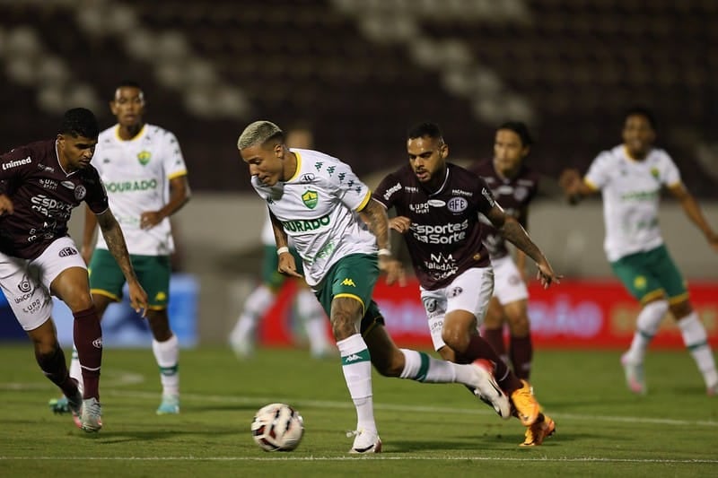 Cuiabá reage, busca empate contra a Ferroviária e segue na briga pelo G4