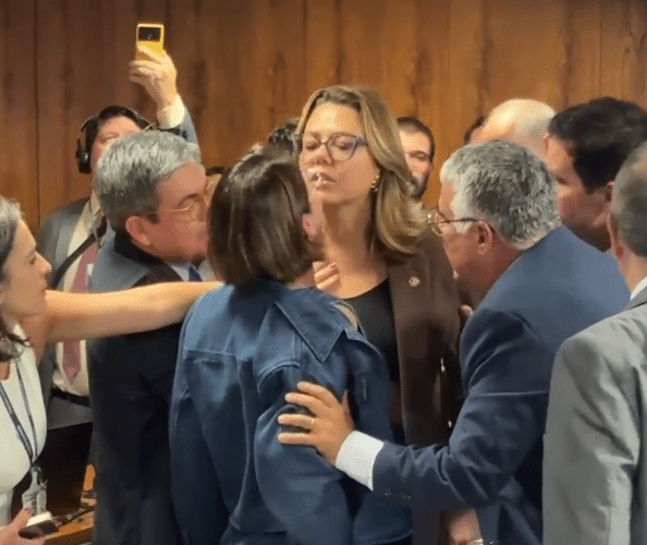 Deputada de Mato Grosso alega ter sido atacada por senadora durante CPMI do INSS