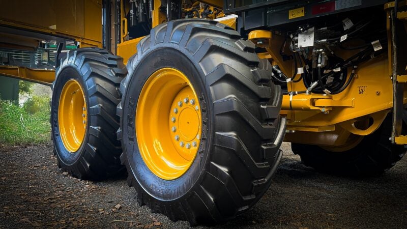 Operação florestal ganha eficiência com pneus reforçados para motoniveladoras