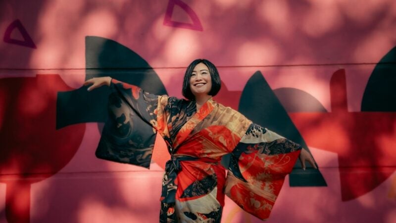 Do Quênia à Coreia, passando pelo rasqueado, a cantora japonesa Akane canta o mundo em show no Teatro da UFMT