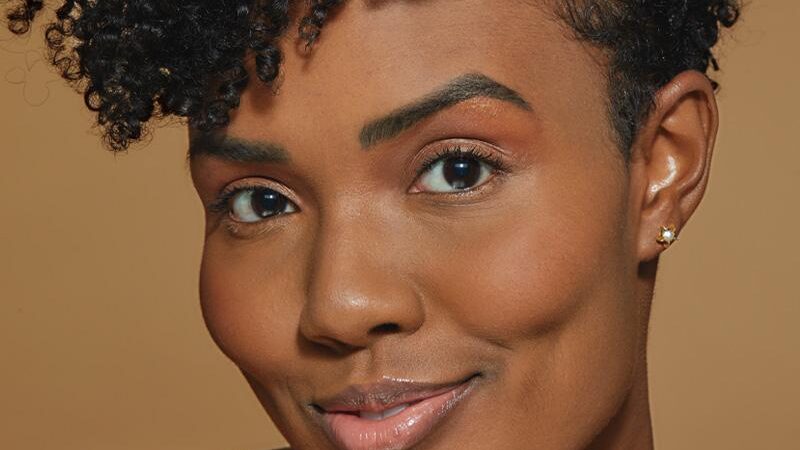 Avon compartilha 4 dicas de maquiagem infalíveis para realçar peles pretas e pardas