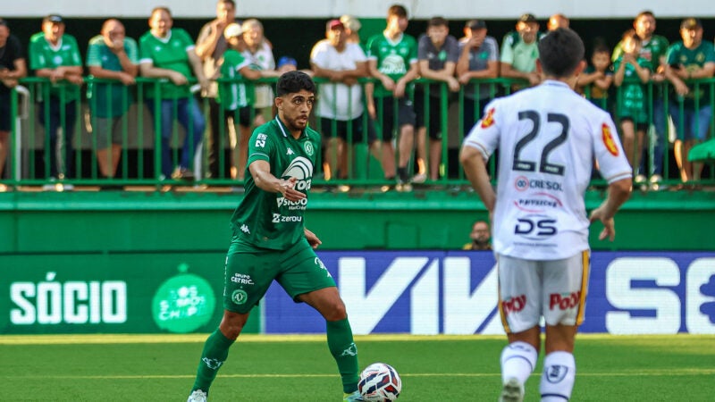 Após um mês ausente, Victor Caetano retorna com assistência decisiva na Chapecoense, chega a oito jogos invicto e reforço confiança em acesso