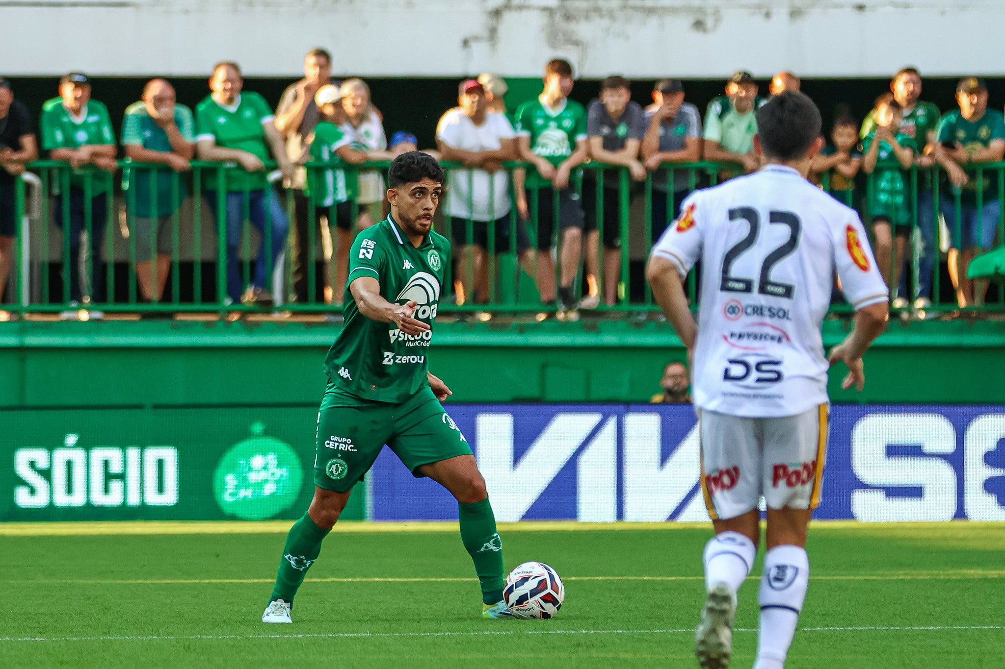 Após um mês ausente, Victor Caetano retorna com assistência decisiva na Chapecoense, chega a oito jogos invicto e reforço confiança em acesso