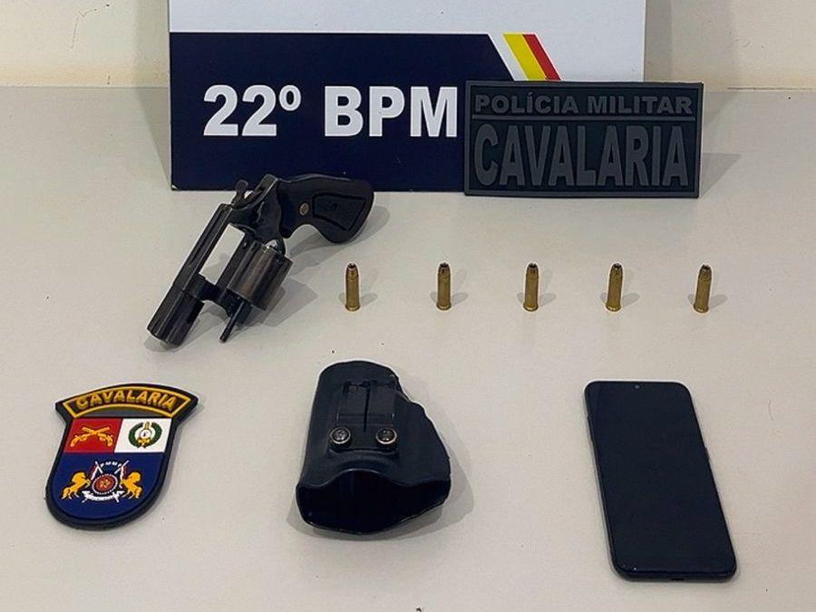 Cavalaria da PM prende homem com revólver em Peixoto de Azevedo