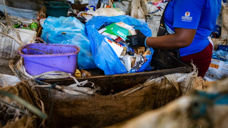 Natura lança programa de saúde, cidadania e bem-estar para catadores e familiares