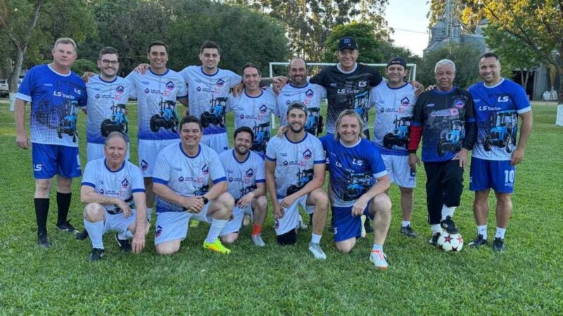 Jogo comemorativo reúne ex-jogadores de futebol para promover novo trator J25H