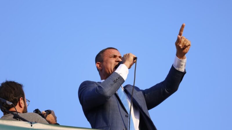 Deputado Coronel Assis discursa em caminhada pró-anistia em Brasília