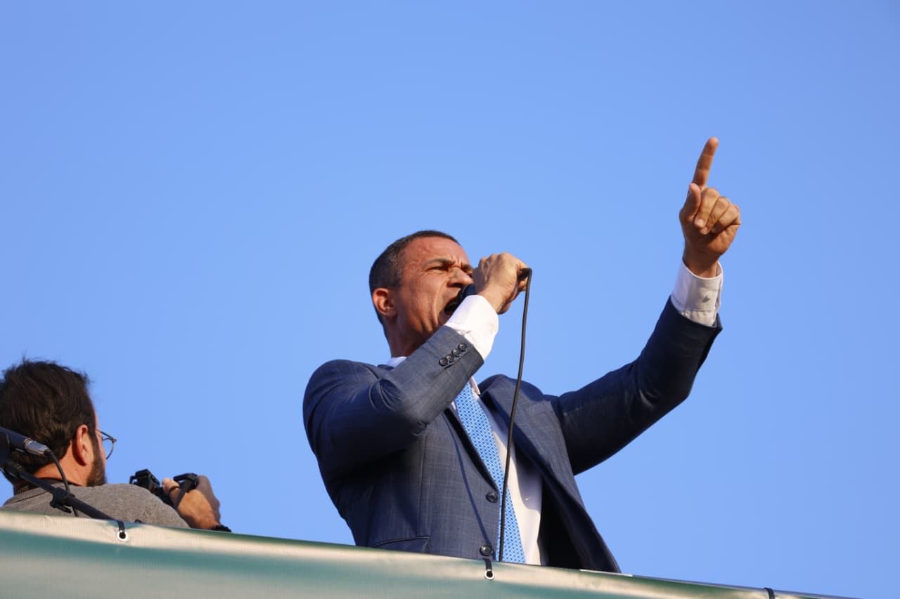 Deputado Coronel Assis discursa em caminhada pró-anistia em Brasília