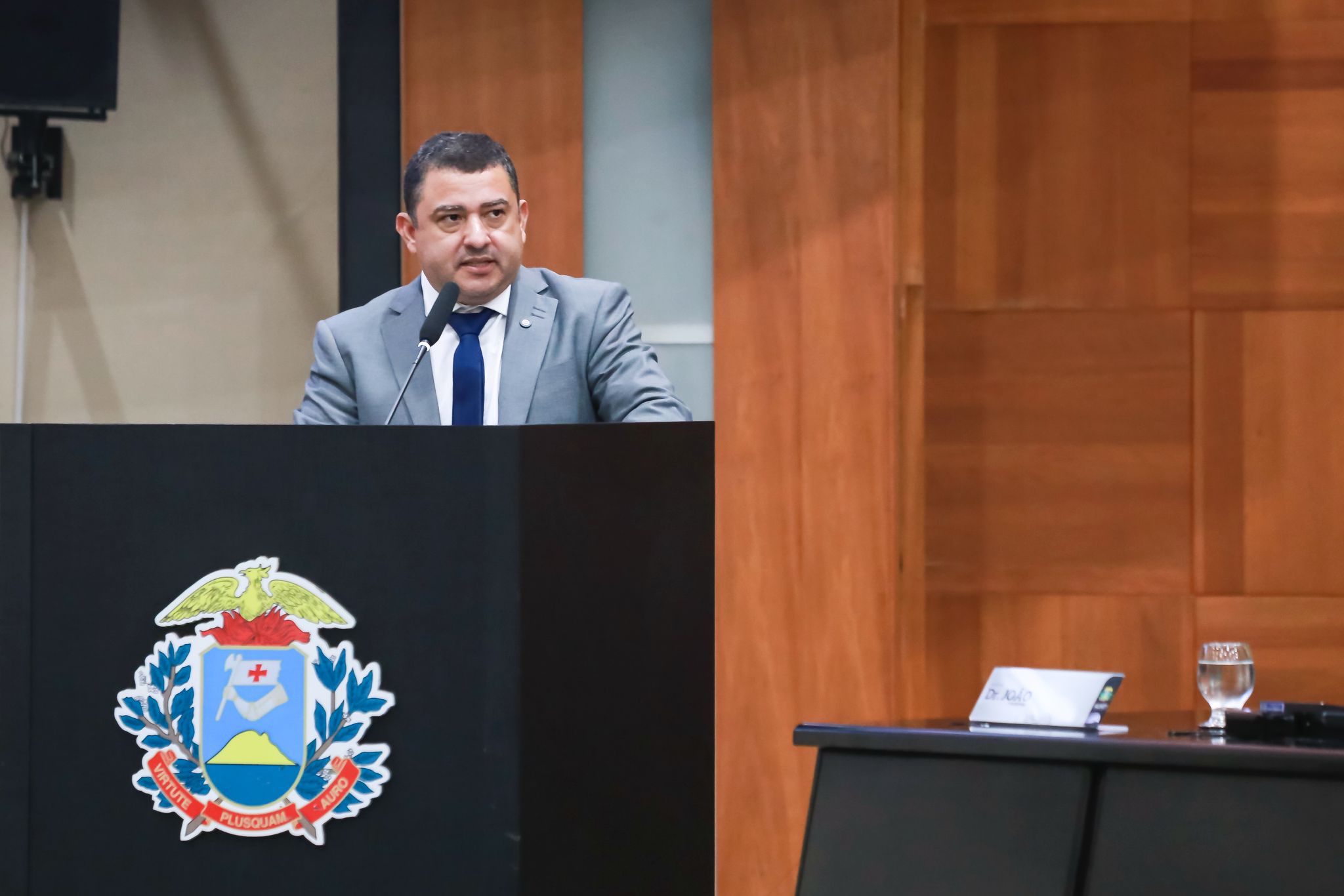 Em sessão solene, Adenilson Rocha homenageia comunicadores, entidades e personalidades na ALMT