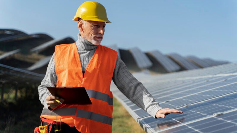 Energia solar cria 500 mil empregos em um ano e impulsiona uso de tecnologia na gestão de equipes