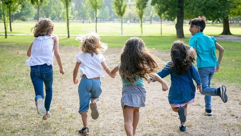 Brincar é cuidar da visão: Dia das Crianças reforça importância das atividades ao ar livre para prevenir a miopia infantil