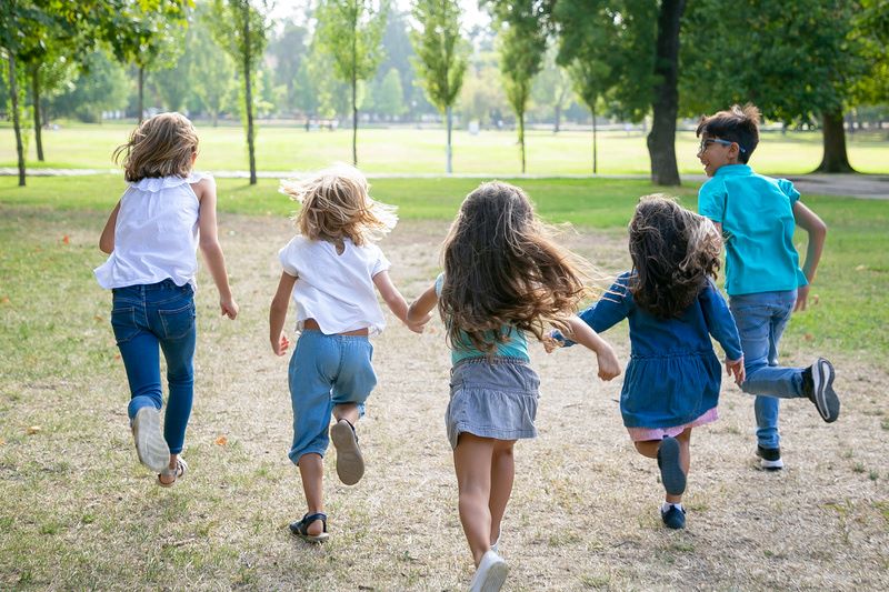 Brincar é cuidar da visão: Dia das Crianças reforça importância das atividades ao ar livre para prevenir a miopia infantil