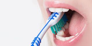 Saúde começa pela boca: especialista explica como a limpeza feita no consultório pode prevenir doenças em todo o corpo