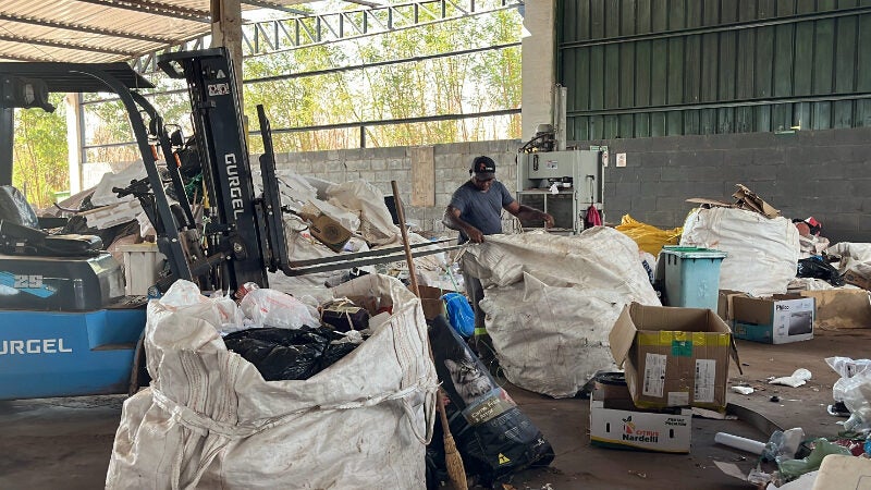 Lucro dos recicláveis vem das latinhas de bebidas? Catadores tiram dúvidas sobre a economia das cooperativas