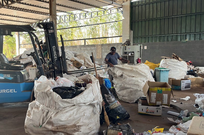 Lucro dos recicláveis vem das latinhas de bebidas? Catadores tiram dúvidas sobre a economia das cooperativas