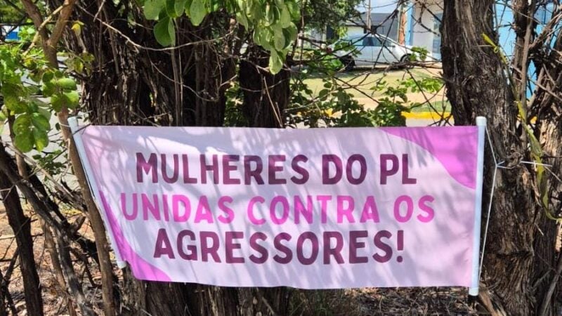 Denunciado por violência doméstica, vice-governador Pivetta é alvo de protestos e não comparece ao Encontro do PL Mulher