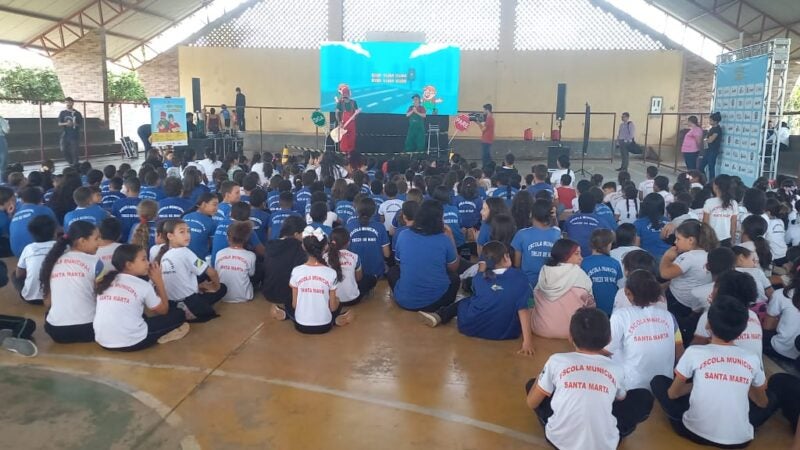 Escola 13 de Maio recebeu o projeto cultural “Sinal Verde Para a Alegria” com os humoristas Tchó e Béppi