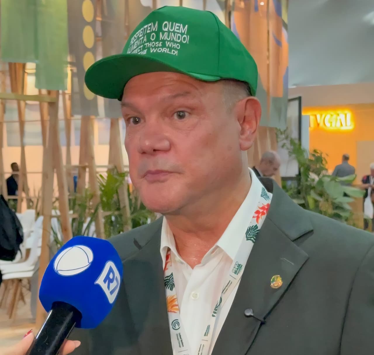 Boné de Fagundes traz mensagem no 1º dia da COP30: “Respeitem quem alimenta o mundo”!