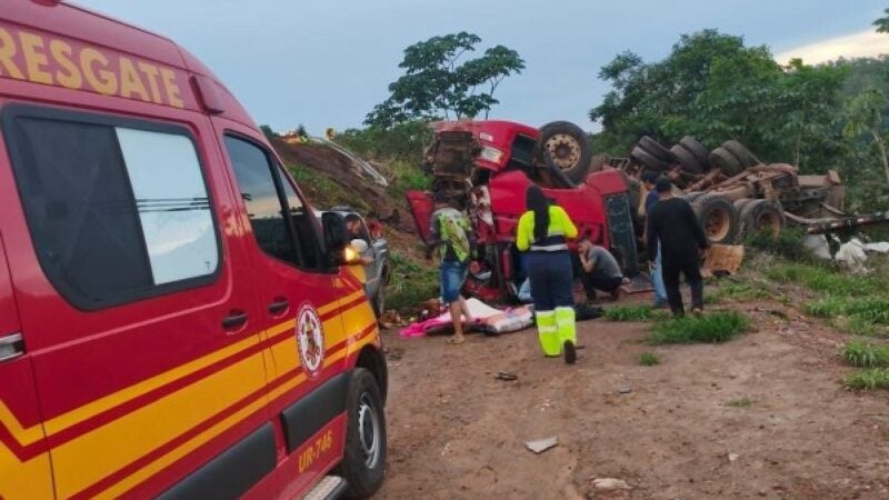 Mulher fica ferida após tombamento de carreta na BR-163, região da Serra do Cachimbo