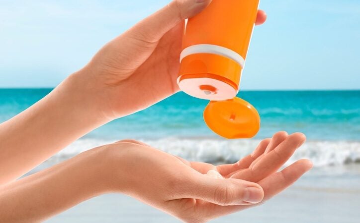 Protetor solar é a forma mais eficaz de cuidado com a pele durante o verão