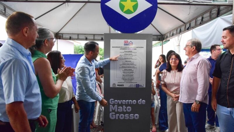 Governo de MT entrega chaves de 32 casas gratuitas do SER Família Habitação a famílias de Paranaíta