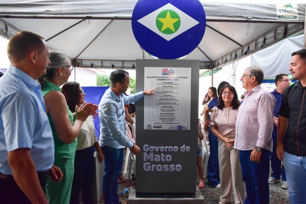 Governo de MT entrega chaves de 32 casas gratuitas do SER Família Habitação a famílias de Paranaíta