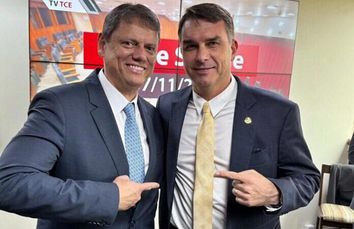 Tarcísio de Freitas declara apoio a Flávio Bolsonaro, mas faz ressalva: “Tempo dirá se foi melhor opção”
