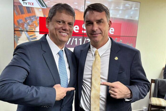 Tarcísio de Freitas declara apoio a Flávio Bolsonaro, mas faz ressalva: “Tempo dirá se foi melhor opção”