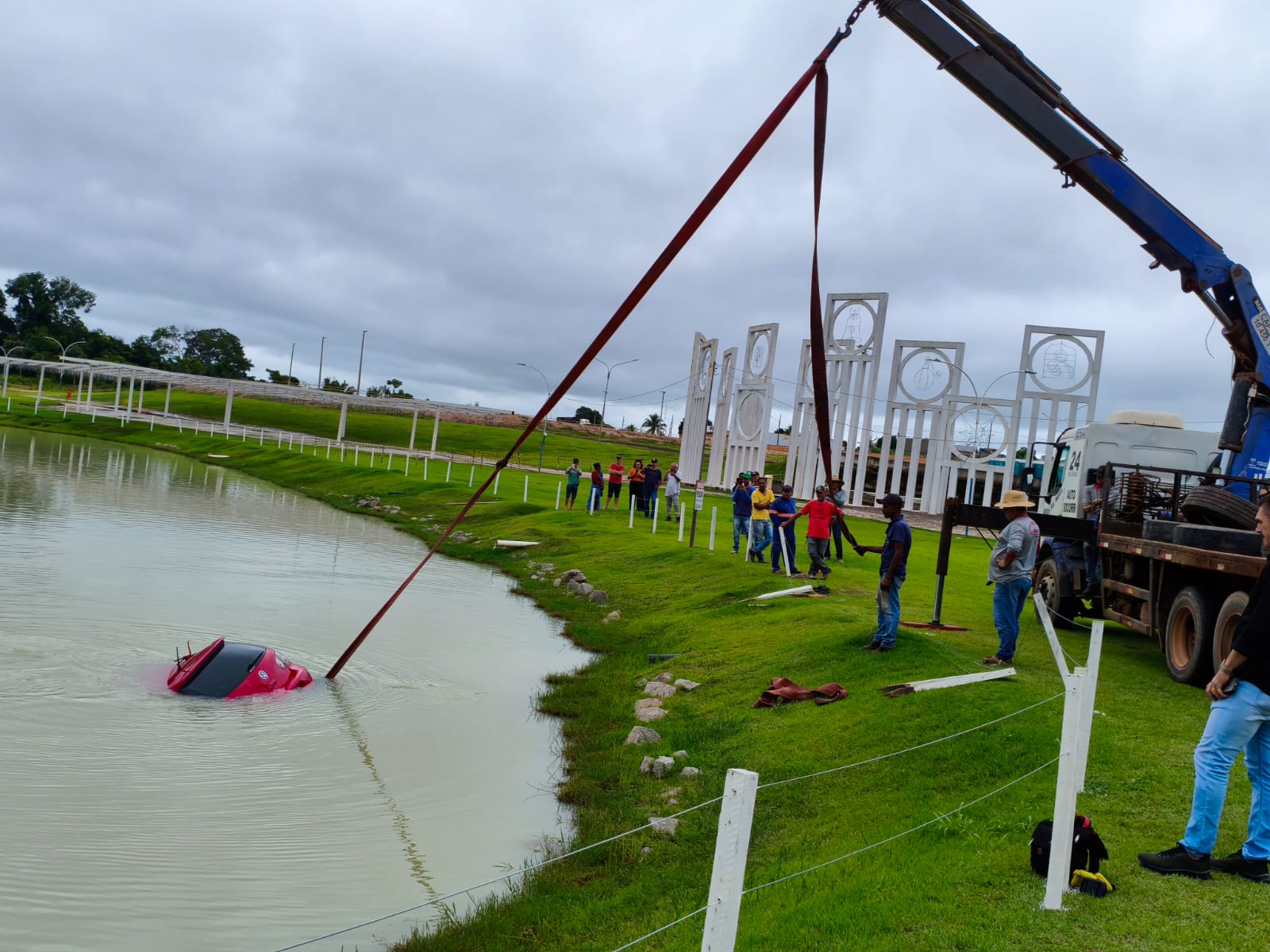 Corpo de Bombeiro retira veículo que caiu no  lago Municipal de Guarantã do Norte