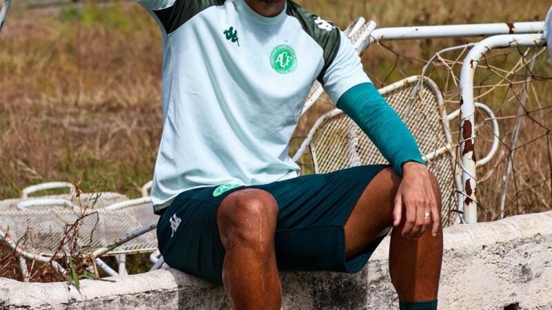 Peça fundamental para o acesso da Chapecoense à Série A, zagueiro Victor Caetano projeta estreia na temporada 2026