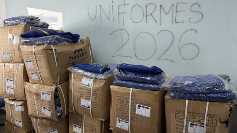 Seduc inicia entrega do kit de uniformes para escolas da rede estadual de ensino