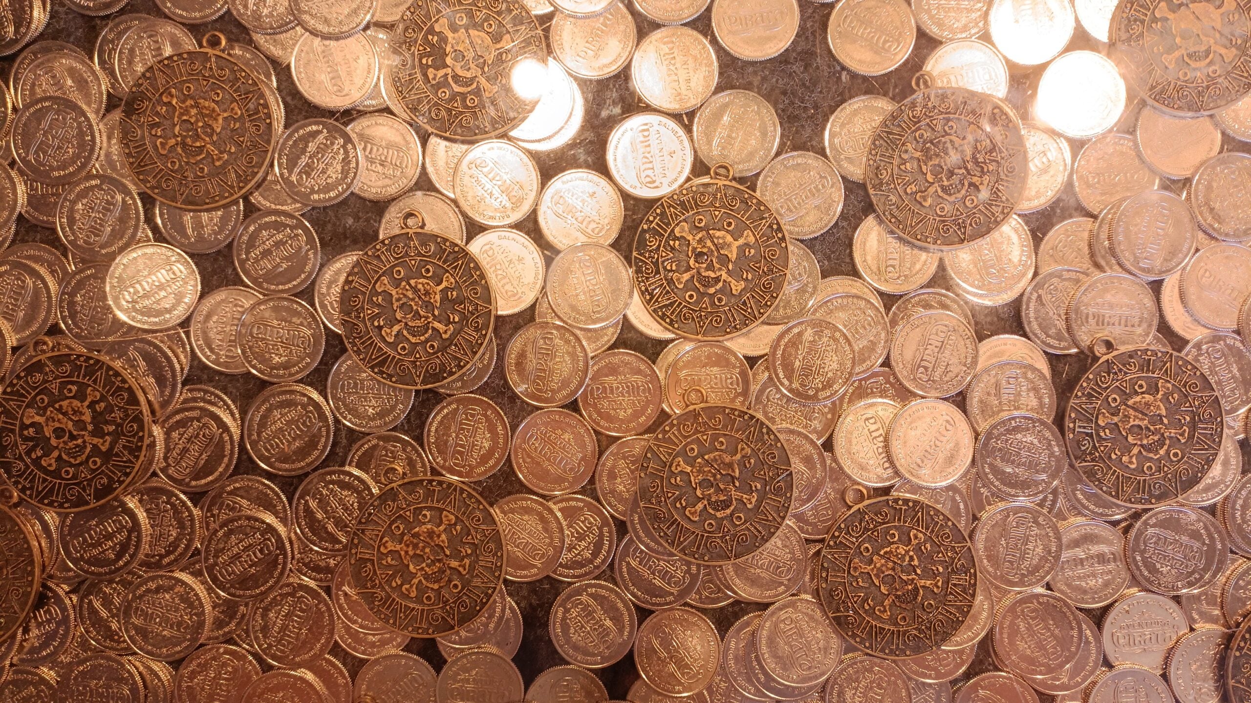 Peças de navios naufragados e histórias do mar: atração em Santa Catarina completa 4 anos e reúne curiosidades da era dos piratas