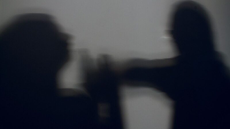 Homem se fiz ser assessor parlamentar é peso por agredir mulher