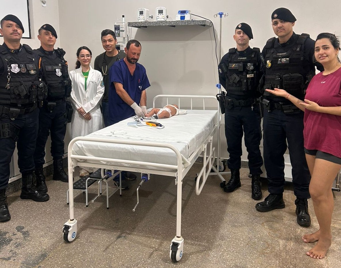 Policiais Militar salvam bebê engasgado com remédio